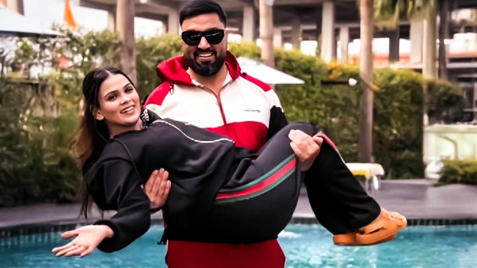 पहली पत्नी को गोद में लेकर झूमा यूट्यूबर, 5वें बच्चे का बनेगा पिता, दूसरी वाइफ ने किया रिएक्ट