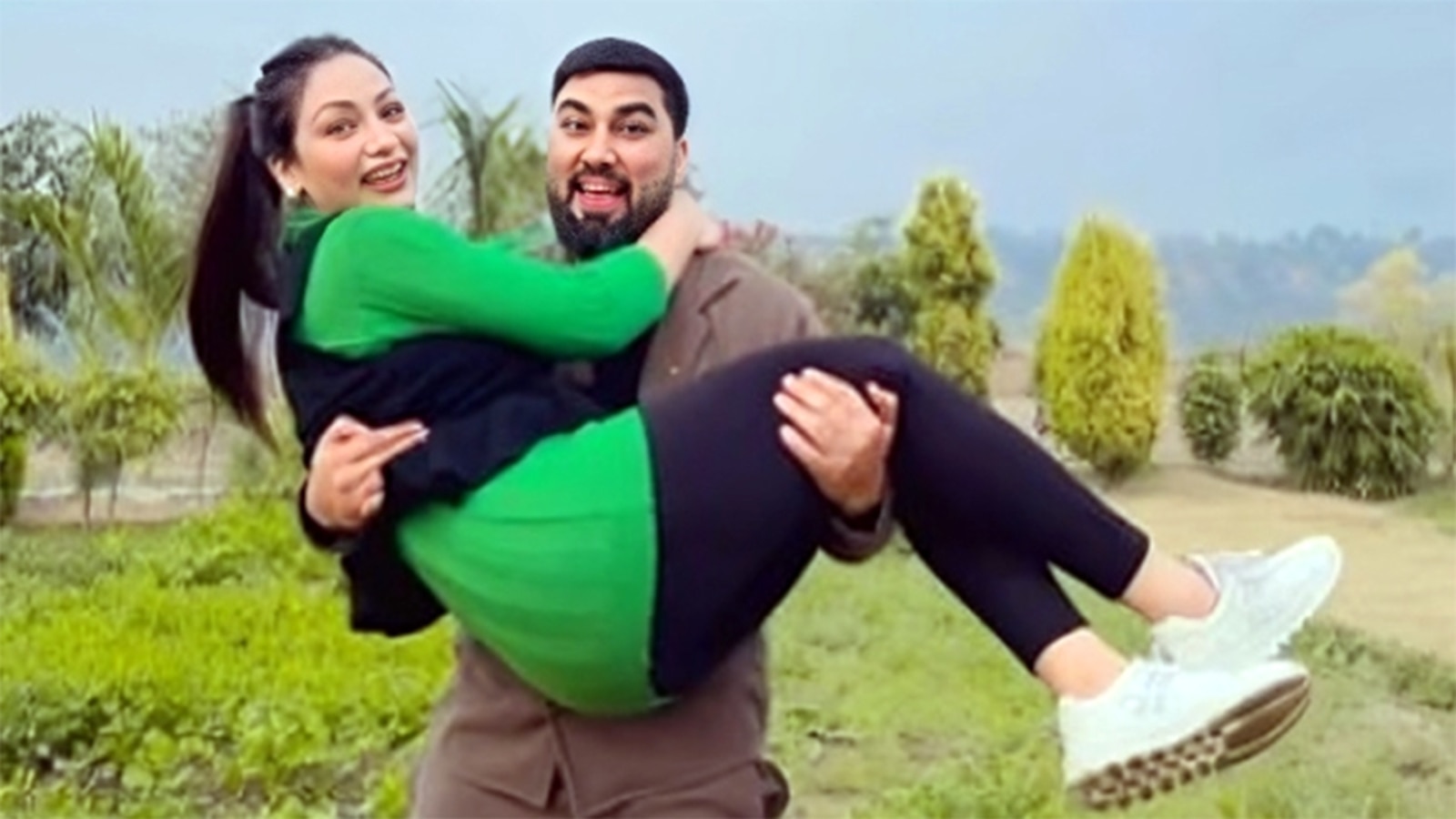 4 बच्चों की नैनी संग करोड़पति यूट्यूबर का रोमांस, चौंके लोग, फैंस बोले- पत्नियां कहां हैं?