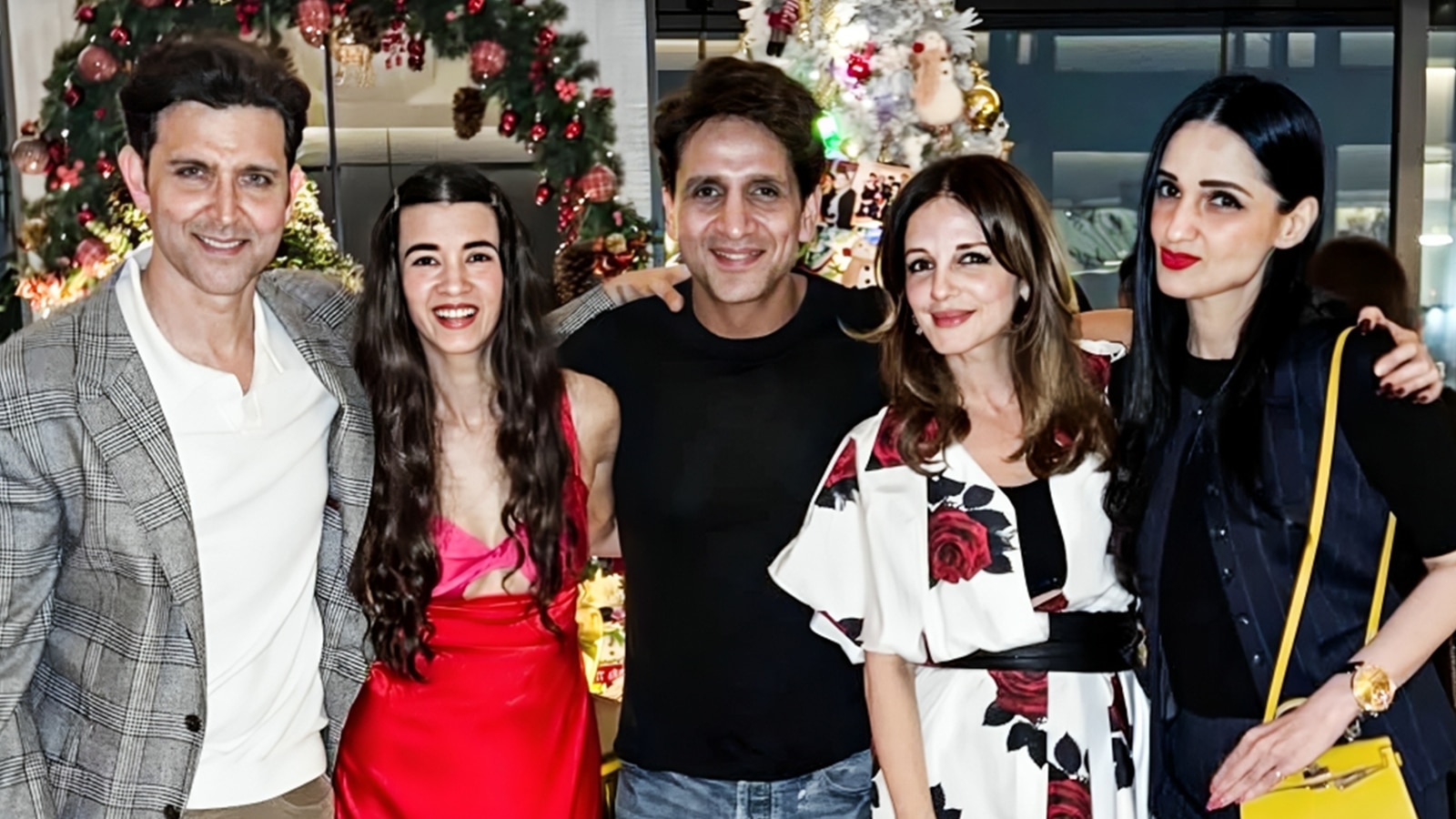 GF की बांहों में ऋतिक रोशन, सलमान की पार्टी में छाईं धोनी की पत्नी साक्षी