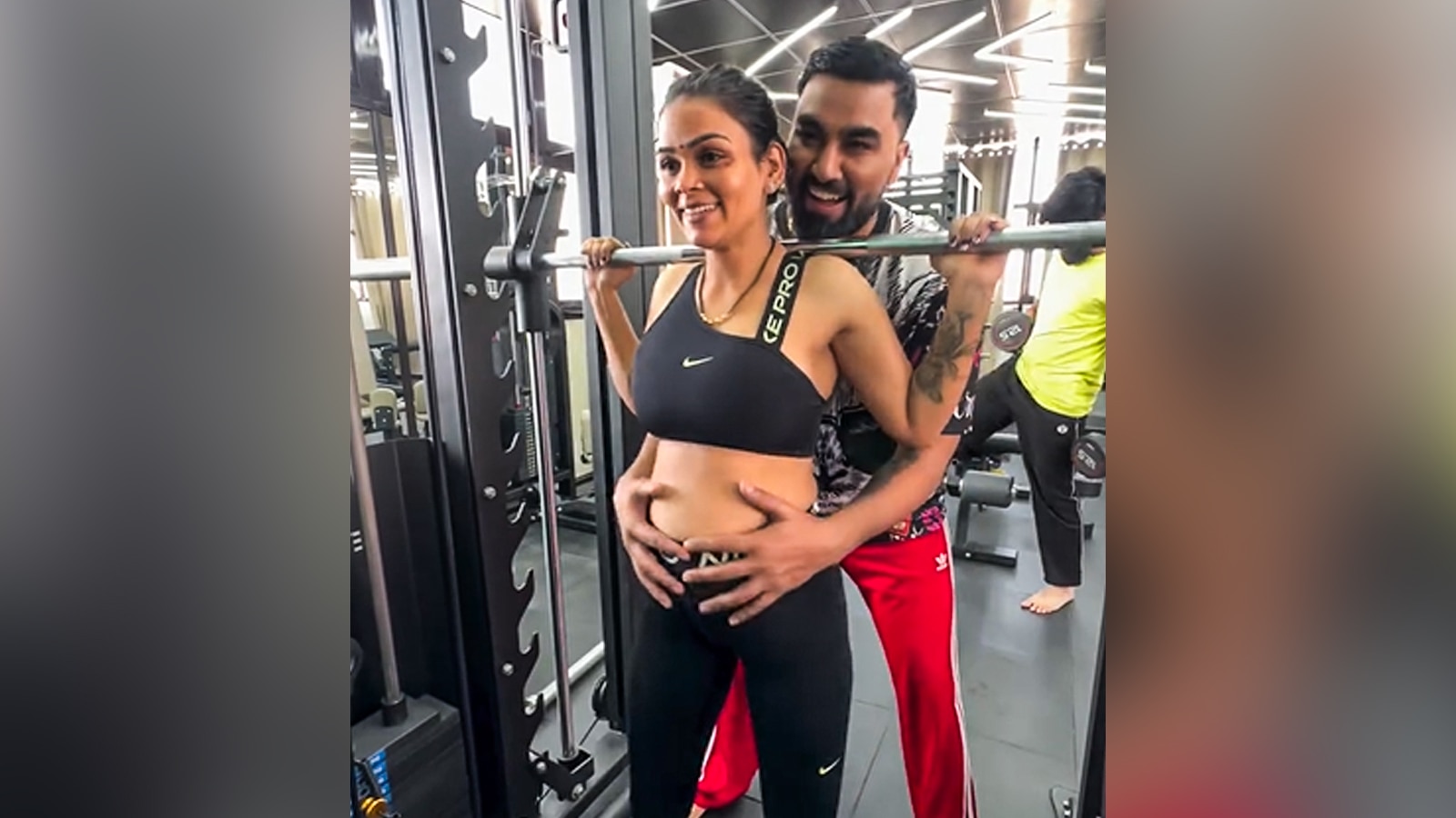 5वीं बार पापा बनेगा करोड़पति यूट्यूबर, प्रेंग्नेट पत्नी को कराया वर्कआउट, थामा बेबी बंप