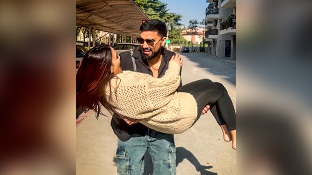 प्रेग्नेंट पत्नी को गोद में उठाकर झूमा यूट्यूबर, हुआ रोमांटिक, 5वें बच्चे का बनेगा पिता