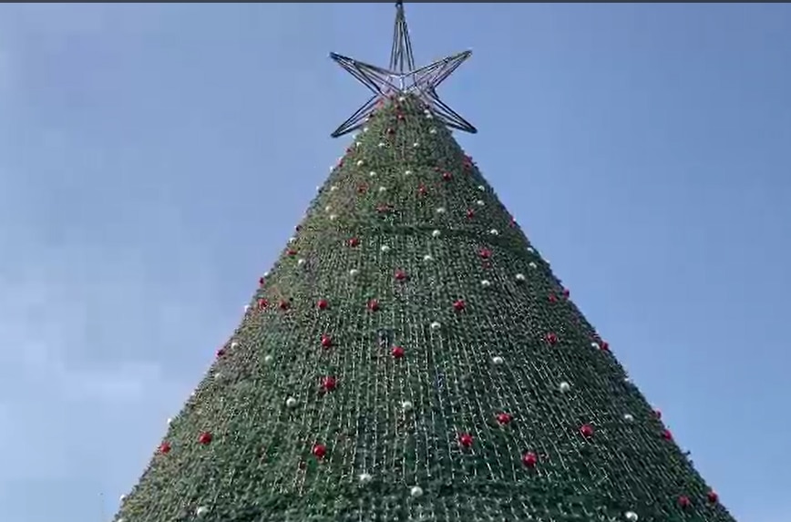 60 फीट से ऊंचा क्रिसमस ट्री, मुंबई के कार्टर रोड पर Christmas की रौनक