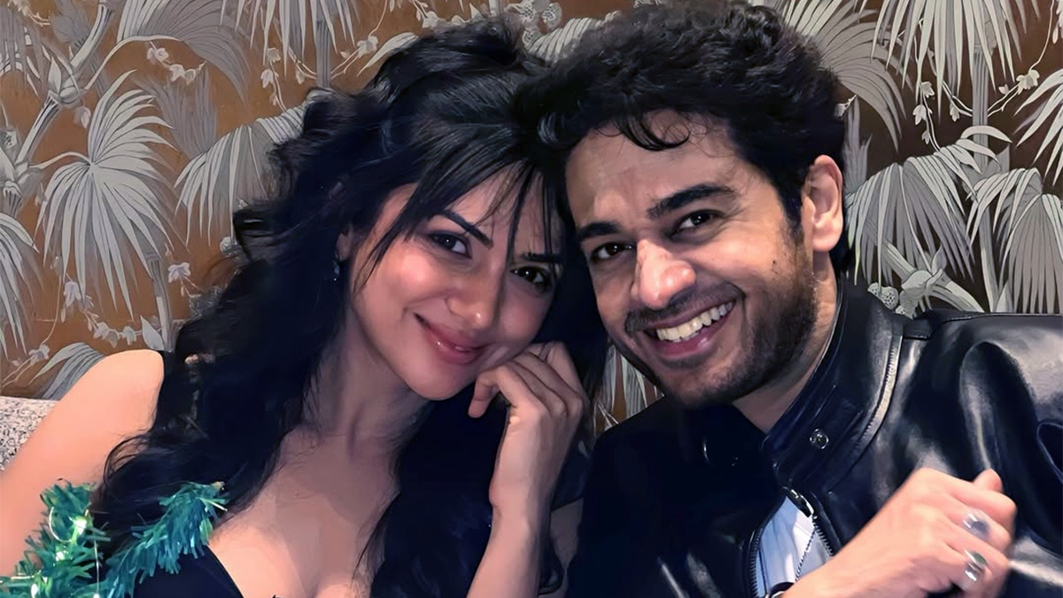 9 साल छोटी पत्नी की बांहों में रोमांटिक हुआ 'TV का सुपरस्टार', लेडी लव को किया KISS