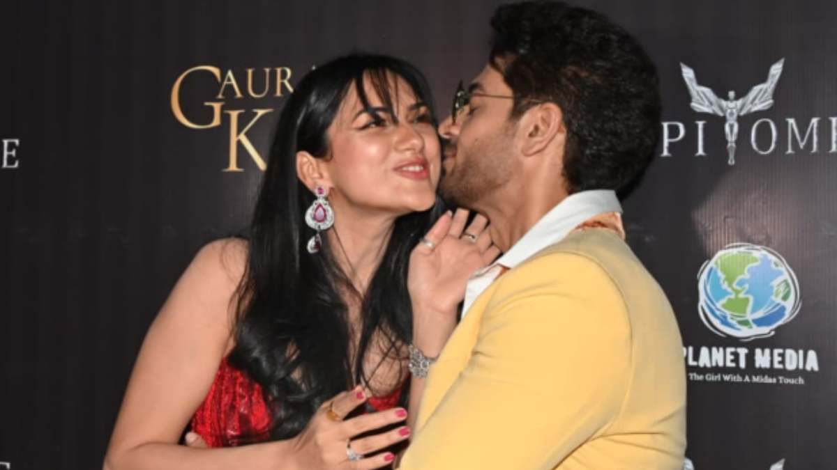 बर्थडे पर रोमांटिक हुए गौरव, पैप्स के सामने पत्नी संग किया Liplock, शरमाईं एक्ट्रेस