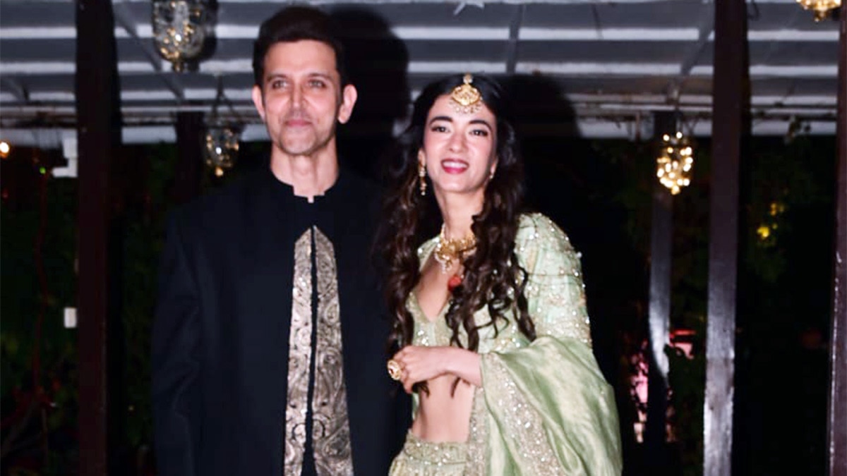 भाई की शादी में छाए ऋतिक रोशन, GF को बांहों में लेकर दिए पोज, संग दिखे दोनों बेटे