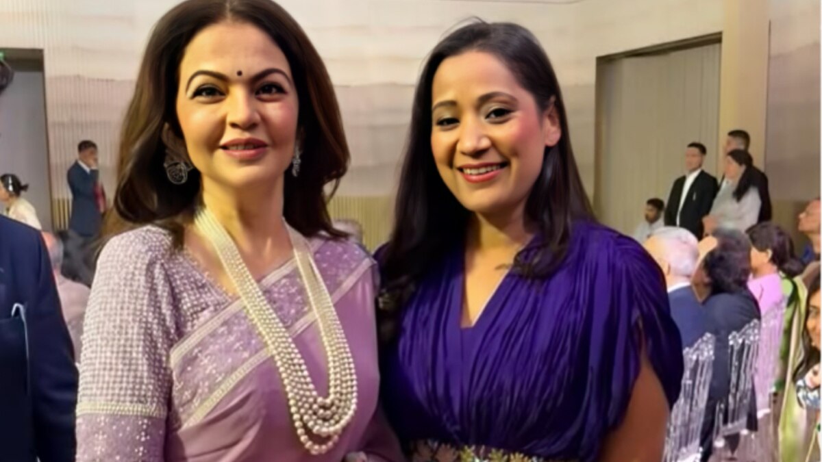 लैवेंडर साड़ी-मोतियों जड़े ब्लाउज में नीता अंबानी का रॉयल अंदाज, जूलरी ने बढ़ाई खूबसूरती