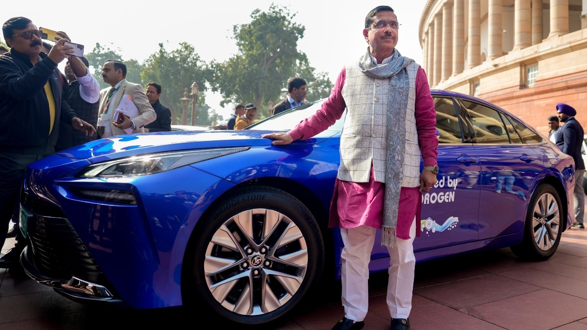 न पेट्रोल की चिंता... न चार्जिंग का झंझट! ख़ास कार से संसद पहुंचे प्रह्लाद जोशी