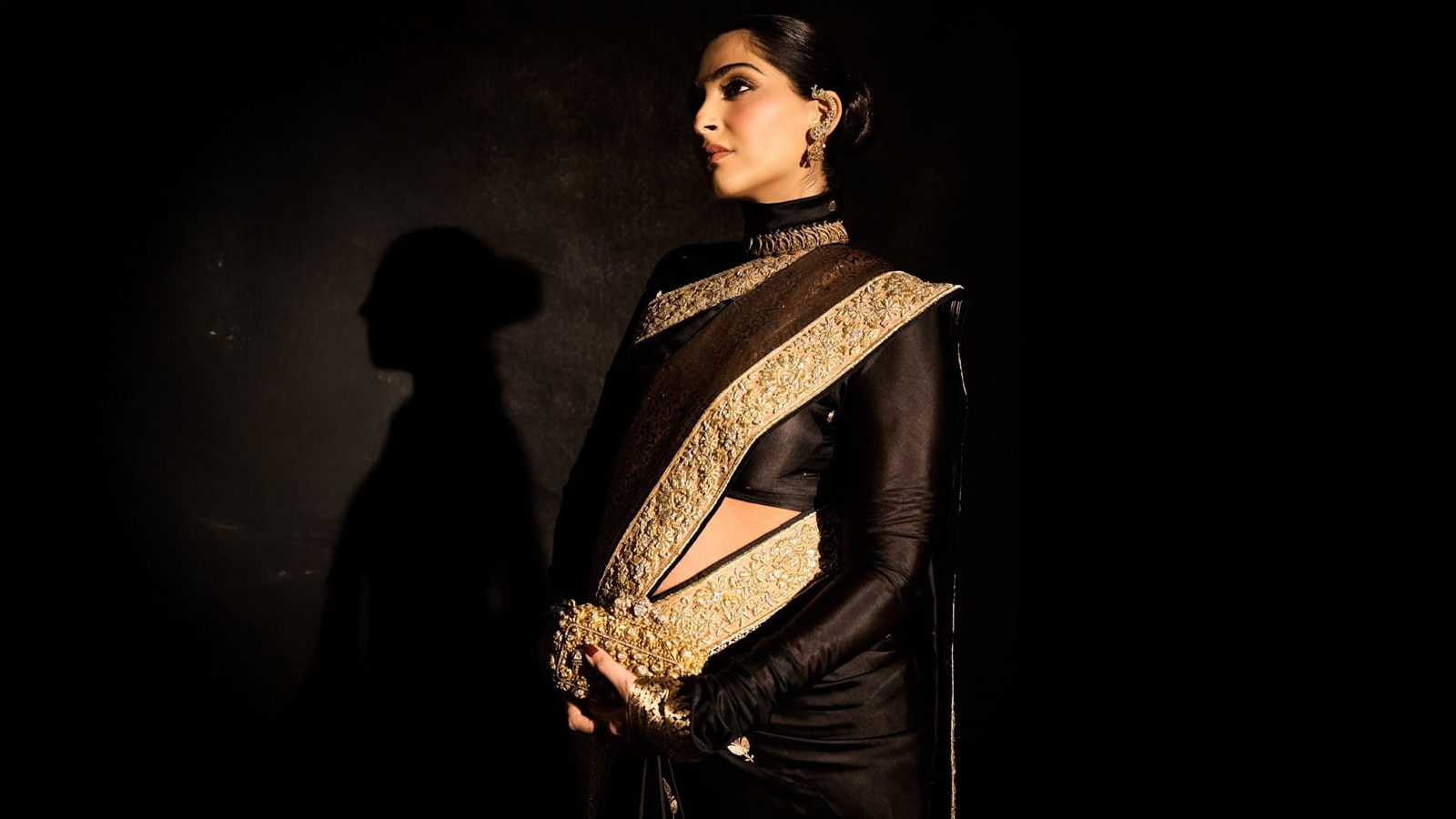 40 की उम्र में दूसरी बार मां बनेंगी सोनम कपूर, बेबी बंप थामकर दिए पोज, साड़ी में छाईं