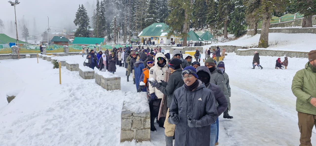 विंटर वंडरलैंड बना गुलमर्ग, हर तरफ बिछी सफेद चादर, बर्फबारी में झूमे पर्यटक
