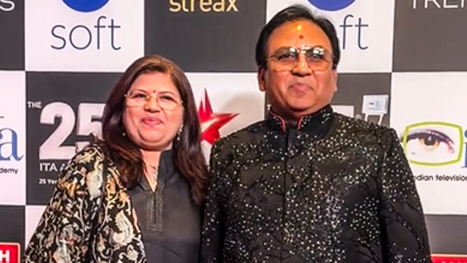 अवॉर्ड शो में पत्नी संग दिखे जेठालाल, हाथों में हाथ डाले नजर आए, केमिस्ट्री पर फिदा फैंस