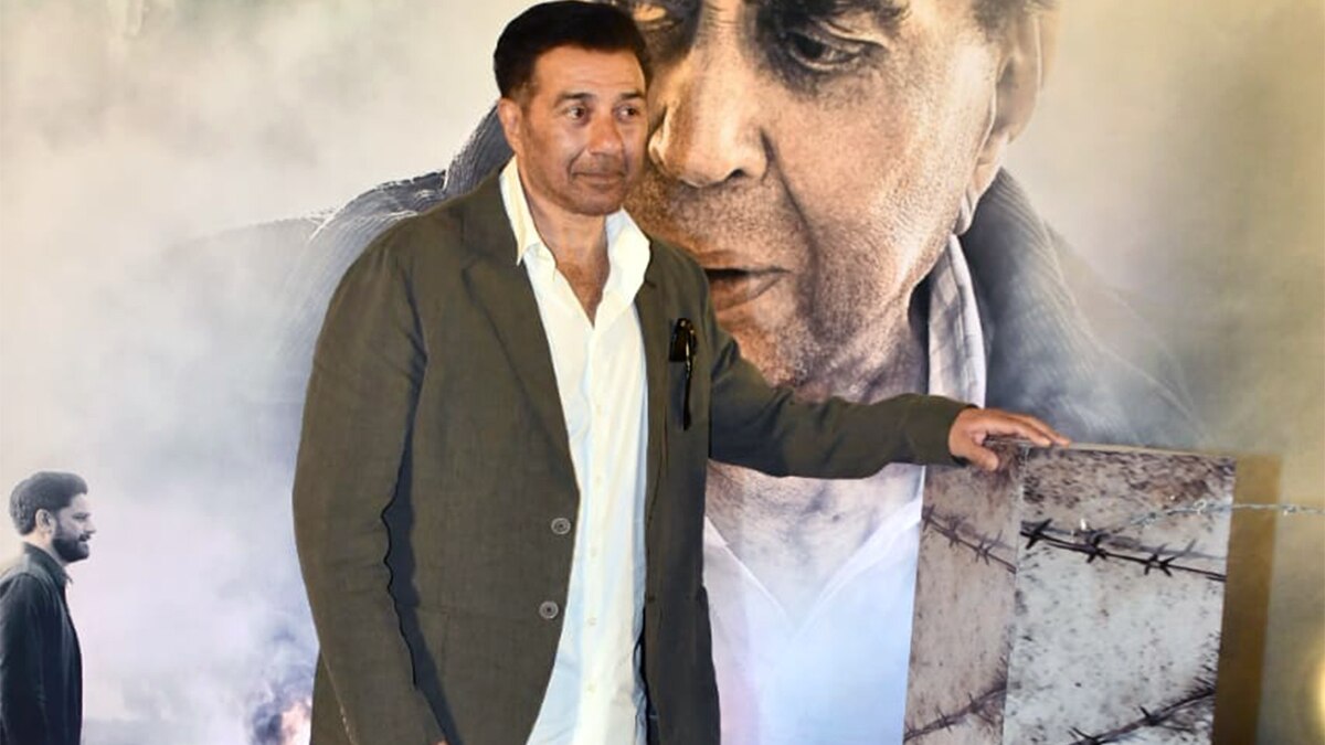 'पापा के साथ खड़ा होता हूं', धर्मेंद्र की फोटो के सामने सनी ने दिए पोज, हुए इमोशनल