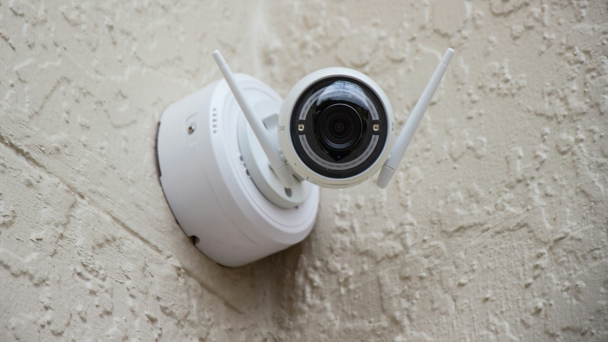 सावधान! चार्जर, बल्ब और घड़ी में हो सकता है छिपा कैमरा, ऐसे करें डिटेक्ट