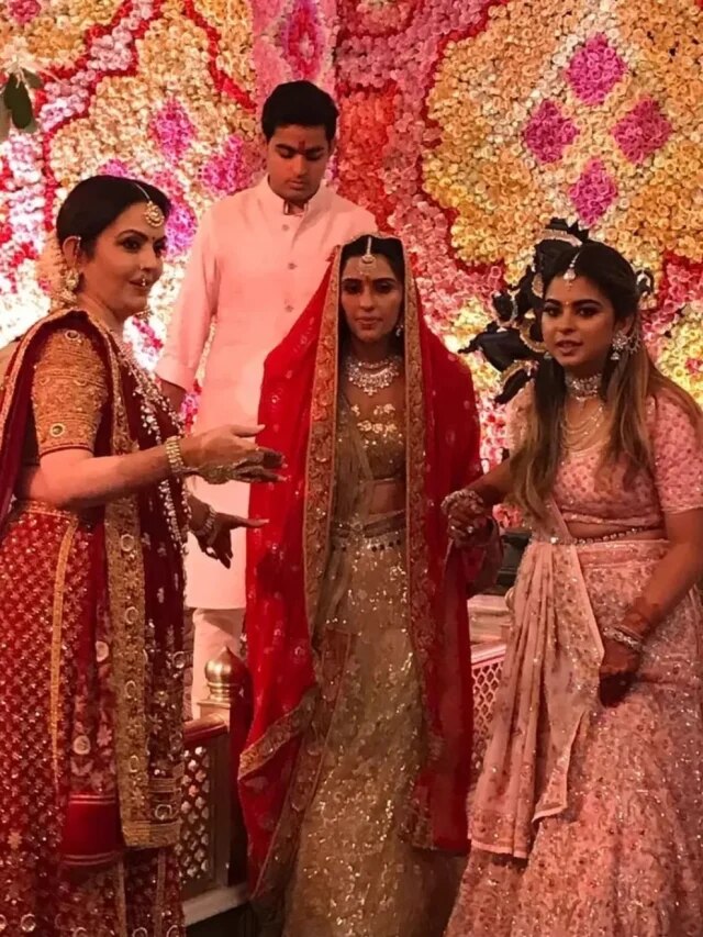 श्लोका अंबानी की सगाई में ऐसे थे सास नीता के ठाठ, दिखा पति और ननद का रॉयल अंदाज