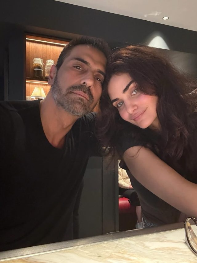 सालों से लिव-इन में 53 का हीरो, 15 साल छोटी GF संग हुआ रोमांटिक, बिन शादी बना था पिता