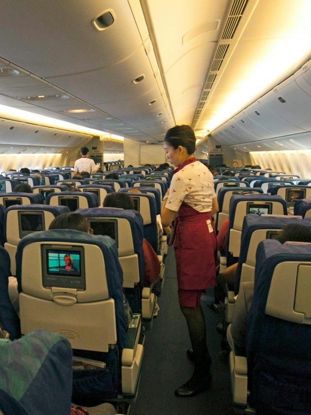 Kiss, कॉफी और च्युइंगम... एयर होस्टेस ने बताया- फ्लाइट में क्या नहीं कर सकते