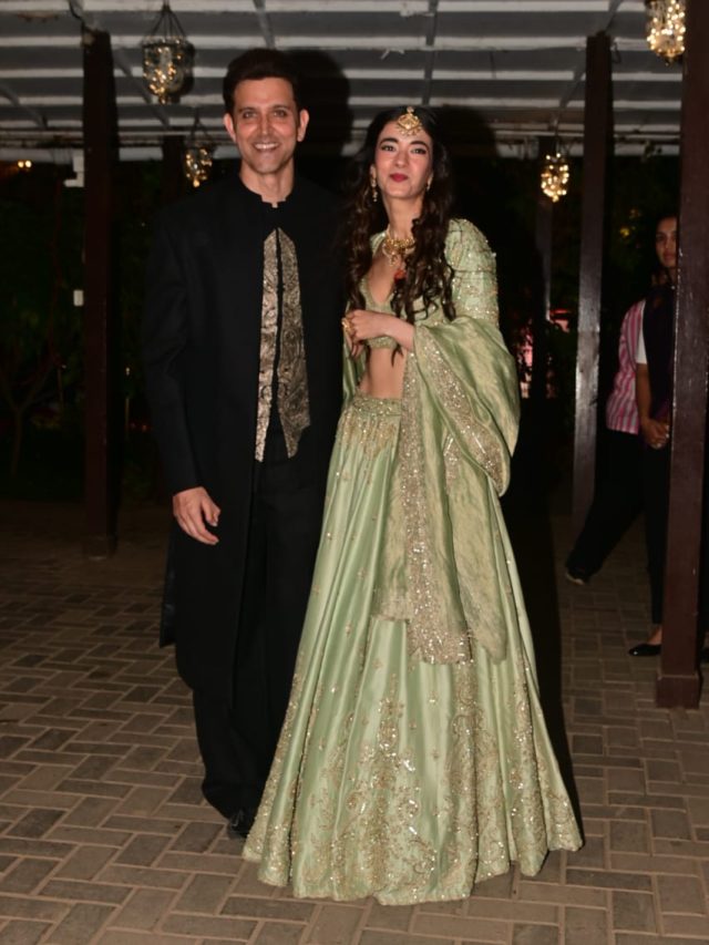 भाई की शादी में छाए ऋतिक रोशन, GF को बांहों में लेकर दिए पोज, संग दिखे दोनों बेटे