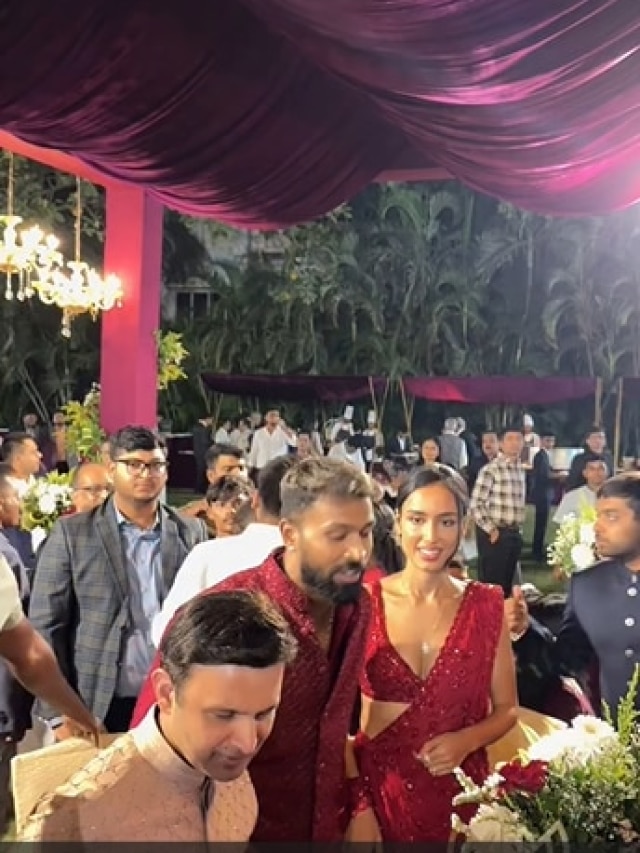 8 साल छोटी माहिका के प्यार में हार्दिक, हाथ थामकर शादी में ली एंट्री, दिखी केमिस्ट्री