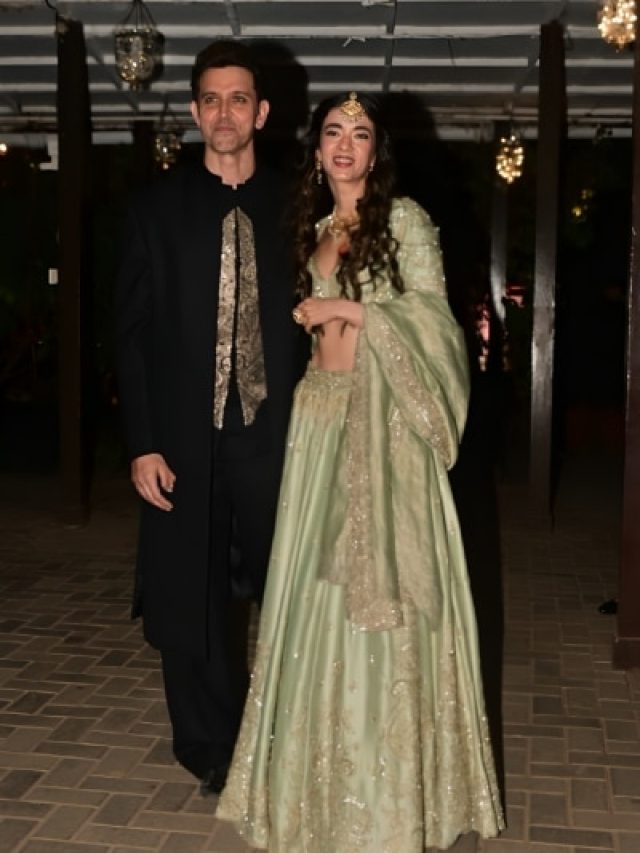 रोशन परिवार की शादी में छाया ऋतिक–सबा का रोमांटिक अंदाज, देसी लुक ने जीता दिल