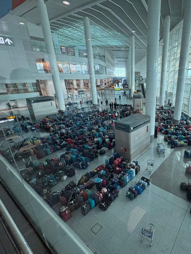 IndiGo संकट बरकरार, एयरपोर्ट पर सूटकेस का 'सैलाब', देखें वीडियो