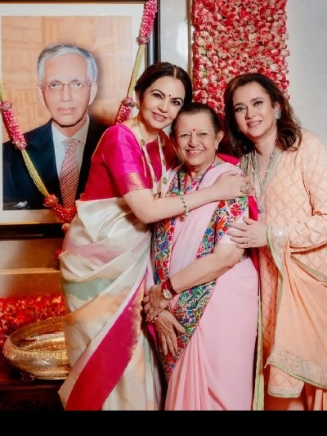 पिता की तस्वीर के सामने भावुक हुईं नीता अंबानी, मां-बहन को लगाया गले, PHOTOS वायरल