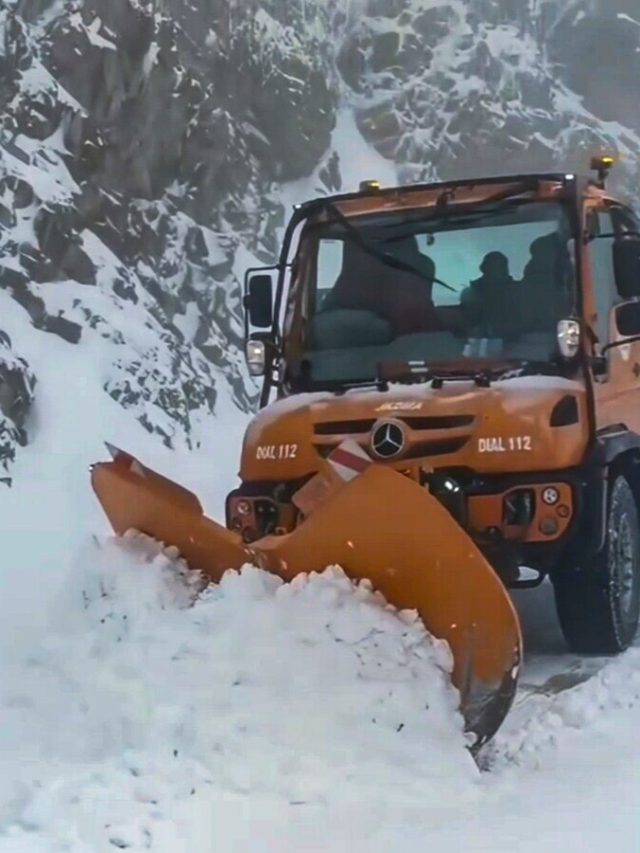 कश्मीर: मुगल रोड पर स्नो की चादर, रास्ते बंद! मशीनों से यूं हटाई जा रही बर्फ