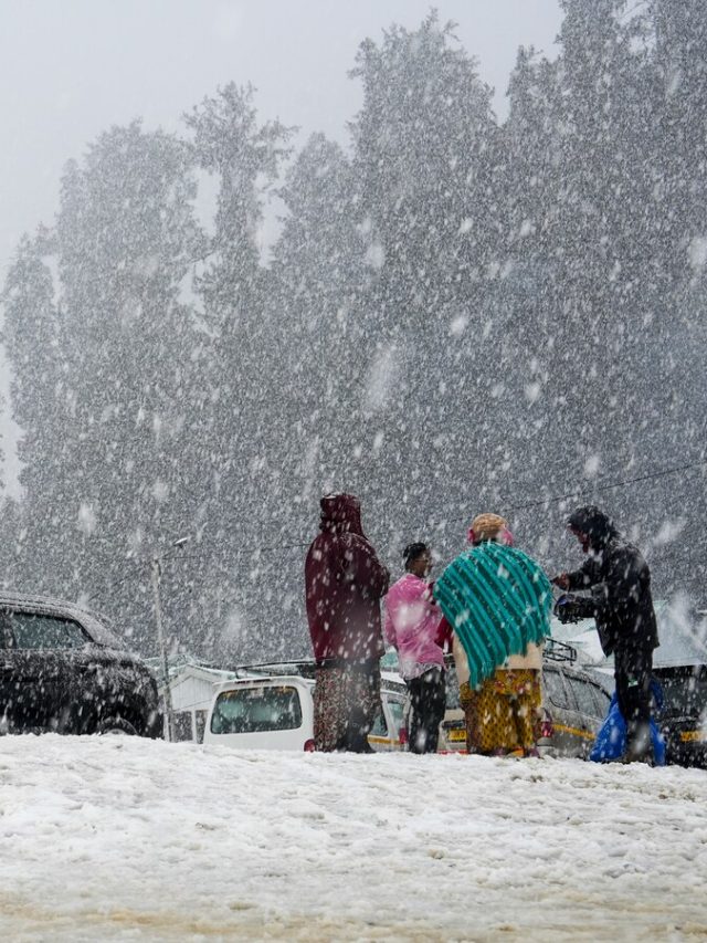 जम गए झरने-नदियां! कश्मीर में आसमान से बरस रही बर्फ, देखें वीडियो