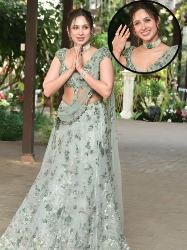 भाई की शादी में पश्मीना रोशन ने पैप्स को जोड़े हाथ, 4 लाख से ज्यादा के लहंगे में लगीं कमाल