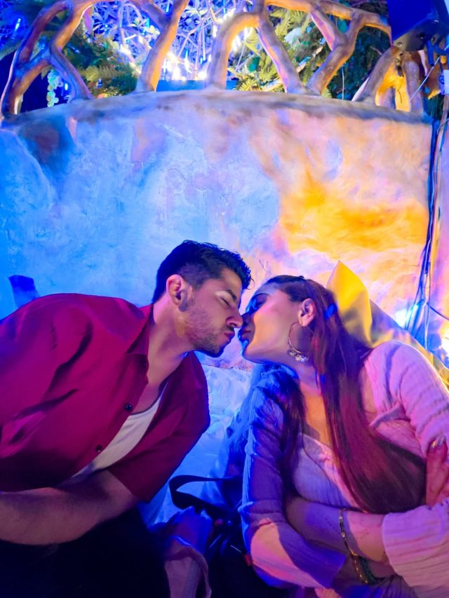 तलाक के 14 साल बाद रचाई दूसरी शादी, हनीमून पर पति संग एक्ट्रेस का रोमांस, किया Liplock