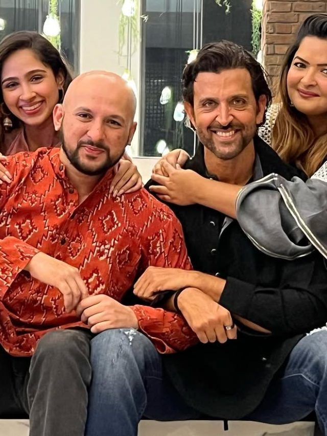 ऋतिक रोशन के कजिन की हुई इंगेजमेंट, फैमिली फोटो में छाईं GF सबा, छोटा बेटा भी दिखा साथ