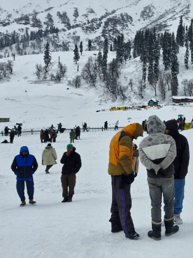 नया साल मनाने कश्मीर-मनाली पहुंचे पर्यटक, बर्फ की चादर से ढका सोनमर्ग, देखें वीडियो