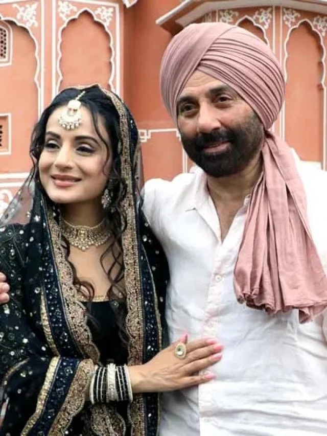 धर्मेंद्र की आखिरी फिल्म देख इमोशनल हुए सनी देओल, अमीषा ने संभाला, लगाया गले