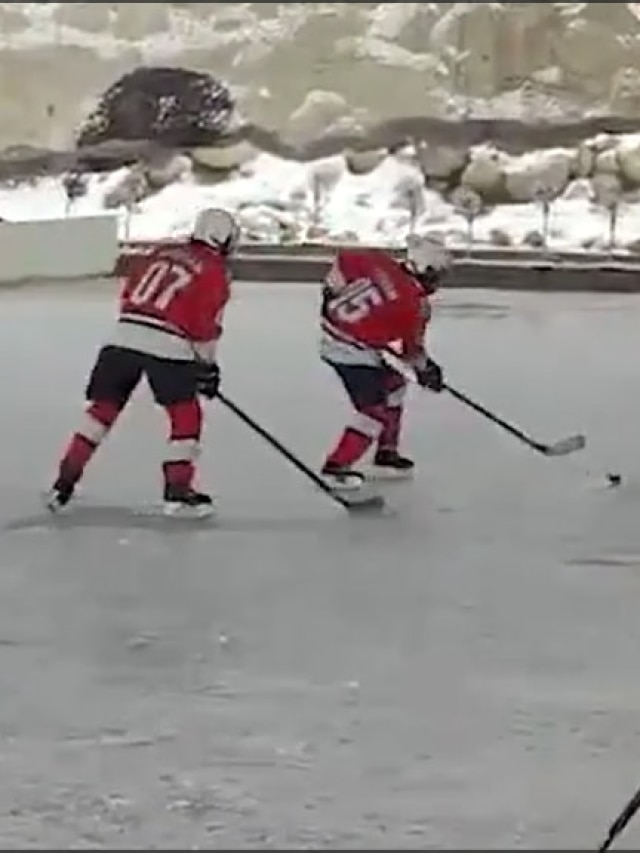 कश्मीर: माइनस डिग्री में Ice Games! बर्फ में हॉकी का लुत्फ उठाते पर्यटक, देखें VIDEO