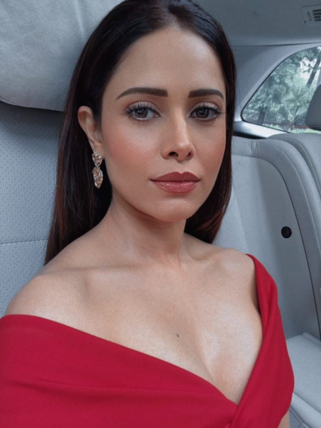 रिवीलिंग ड्रेस में एक्ट्रेस, यूजर्स की टिकीं हील्स पर नजरें, बोले- देखकर पैरों में दर्द होने लगा