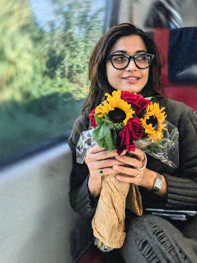 रोम में विजय देवराकोंडा संग रश्मिका का रोमांस, अपने हाथों से खिलाया केक, Video