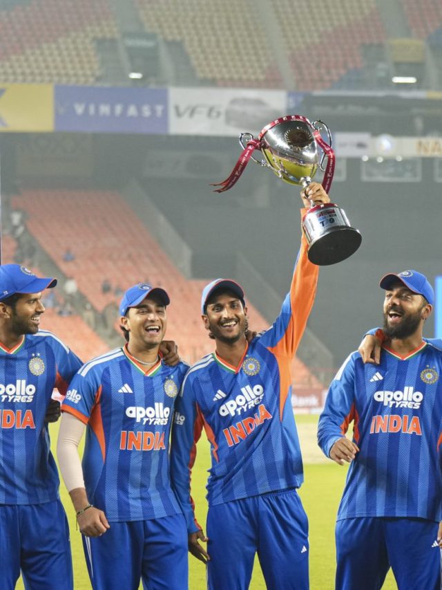 कप्तान सूर्या ने जारी रखी धोनी वाली परंपरा, T20 सीरीज जीत इन्हें थमाई ट्रॉफी, VIDEO