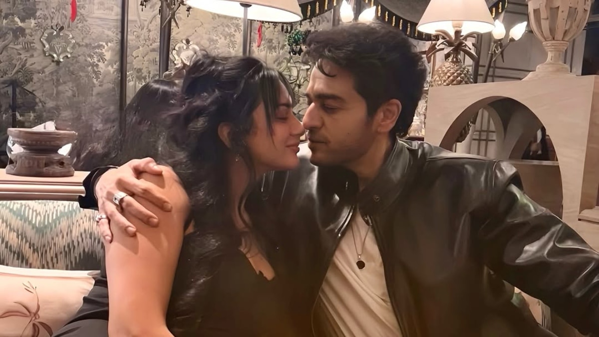 क्रिसमस पर पत्नी संग रोमांटिक हुए गौरव, बांहों में लेकर किया Kiss, हुए वायरल