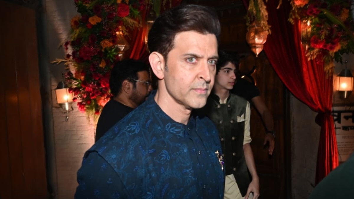 ऋतिक रोशन के कजिन की हुई इंगेजमेंट, फैमिली फोटो में छाईं GF सबा, छोटा बेटा भी दिखा साथ