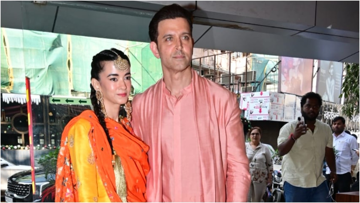 कजिन की मेहंदी में छाए ऋतिक, GF सबा संग स्वैग से ली एंट्री, फैन्स बोले- रब ने बना दी जोड़ी