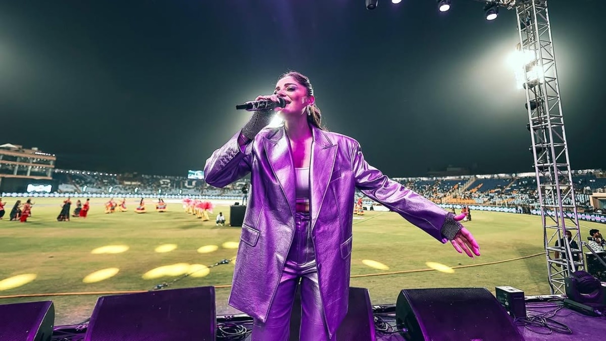 LIVE परफॉर्मेंस में सिंगर से हुई छेड़छाड़, डर के बावजूद जारी रखा गाना, फिर क्यों हुई ट्रोल?