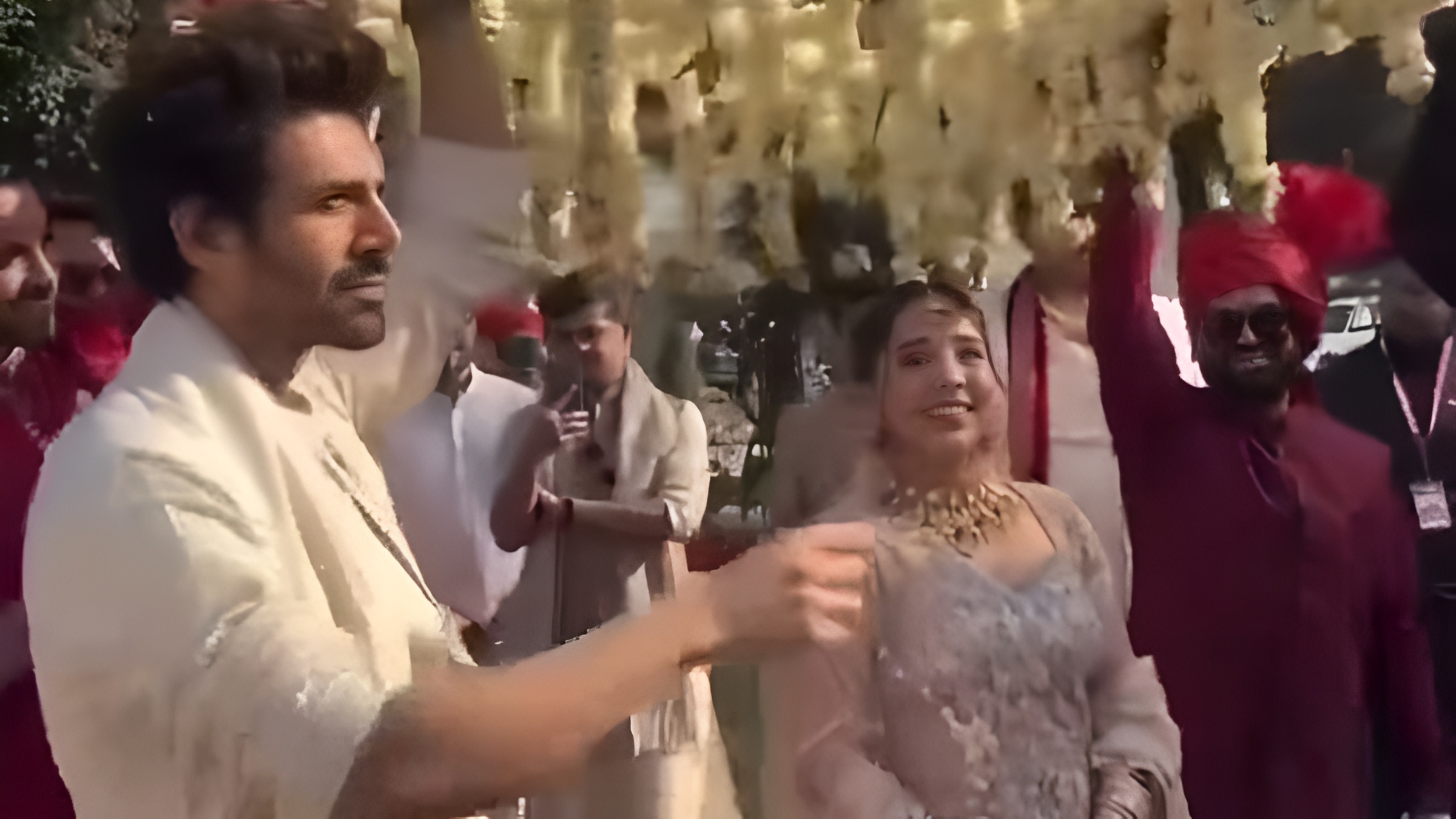 दुल्हन बनी कार्तिक आर्यन की बहन, भाई के गाने पर मारी एंट्री, एक्टर ने निभाया फर्ज, Video