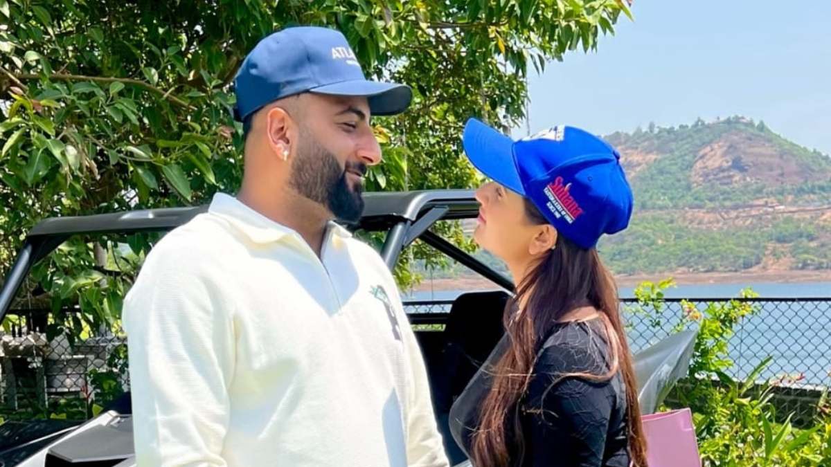 शहबाज बदेशा ने पहली बार दिखाया गर्लफ्रेंड का चेहरा, पैप्स को जमकर दिए पोज