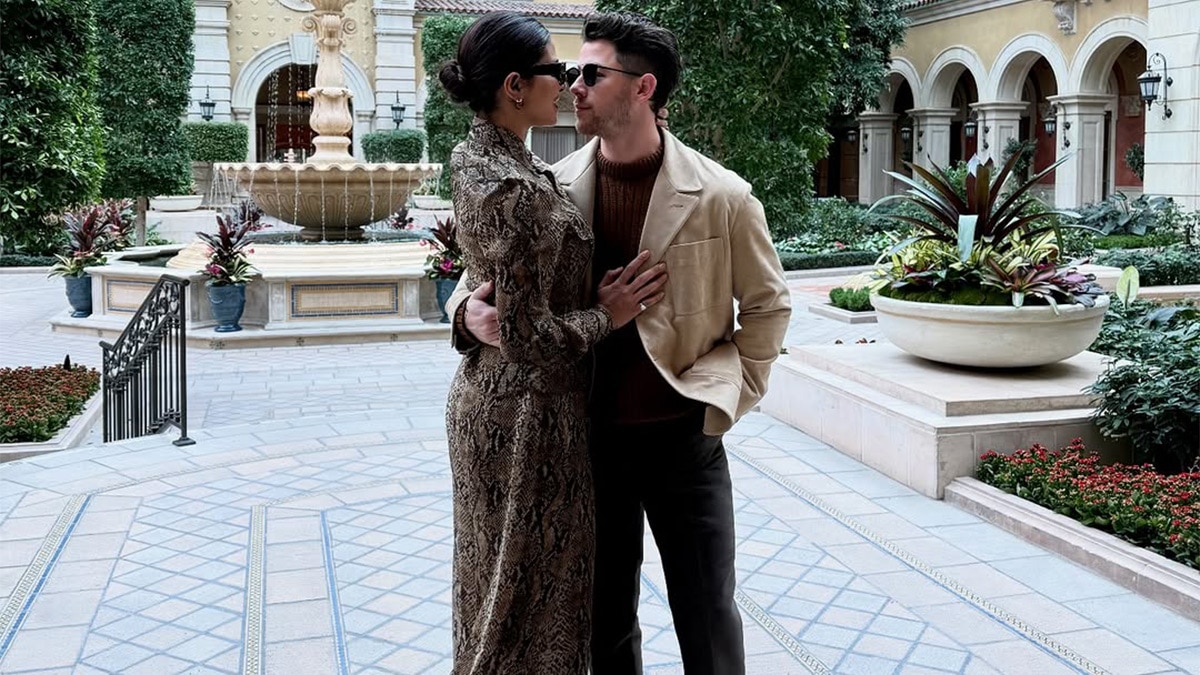 10 साल छोटे निक की बांहों में प्रियंका, रेड बिकिनी में दिए पोज, 'धुरंधर' के गाने पर झूमे