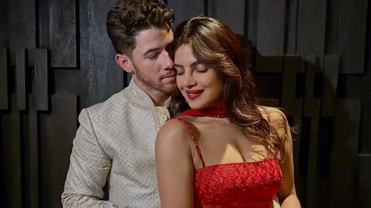 पति की बांहों में खोईं प्रियंका- निक ने किया Kiss, अक्षय कुमार का ट्रांसफॉर्मेशन देख चौंके लोग