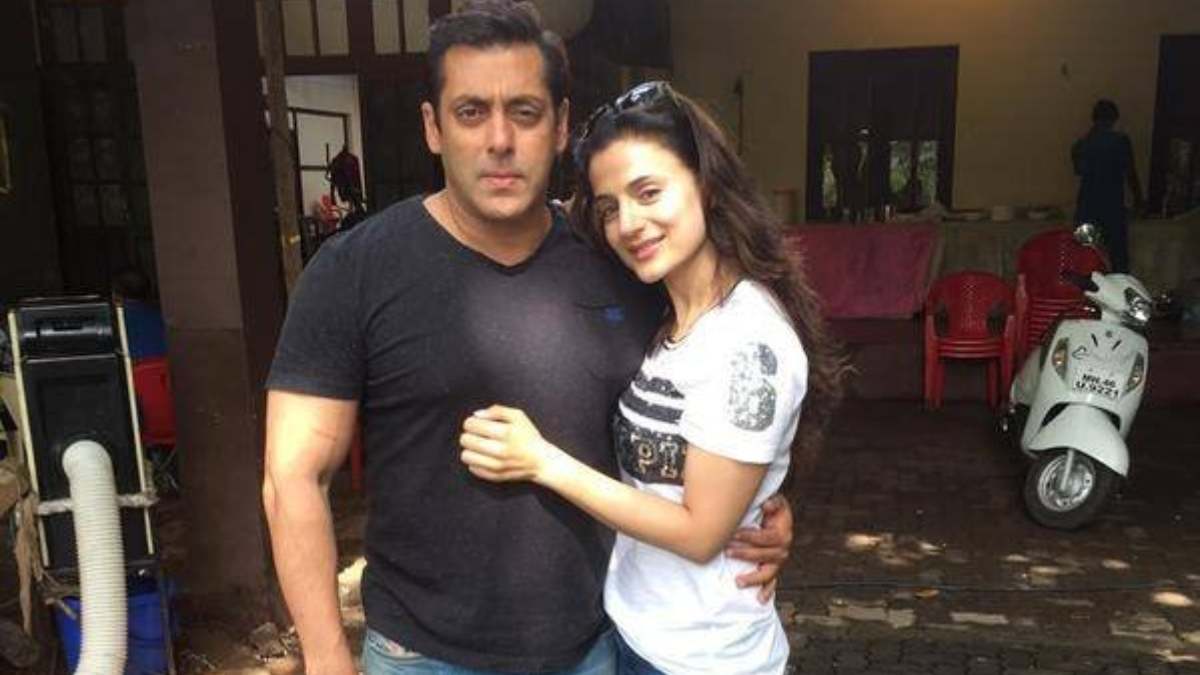 'लोग हमें साथ देखकर कहते हैं शादी कर लो...', सलमान के बर्थडे पर बोलीं अमीषा पटेल