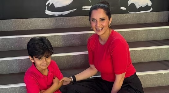 सानिया मिर्जा का बेटा भी बनेगा टेनिस स्टार? मां कोर्ट पर सिखा रहीं खेल के गुर, VIDEO