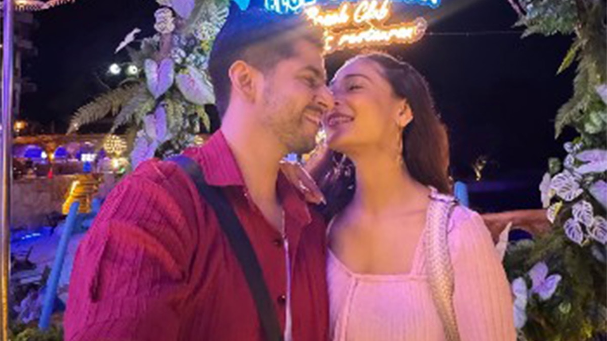 तलाक के 14 साल बाद रचाई दूसरी शादी, हनीमून पर पति संग एक्ट्रेस का रोमांस, किया Liplock