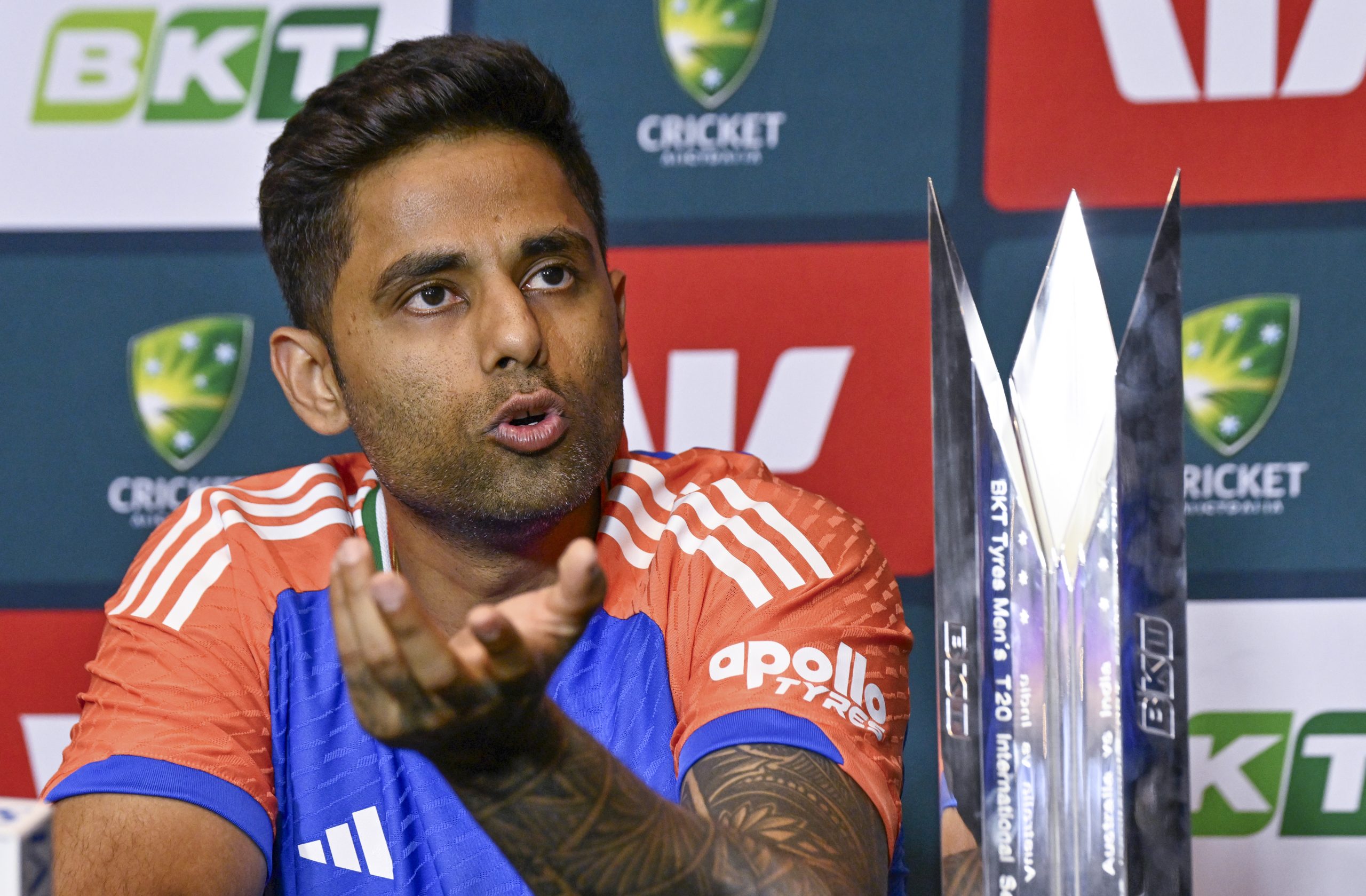 मैं भी लेफ्ट आर्म से उड़ाता हूं... टॉस जीतने के लिए सूर्या आजमाएंगे ये ट्रिक!