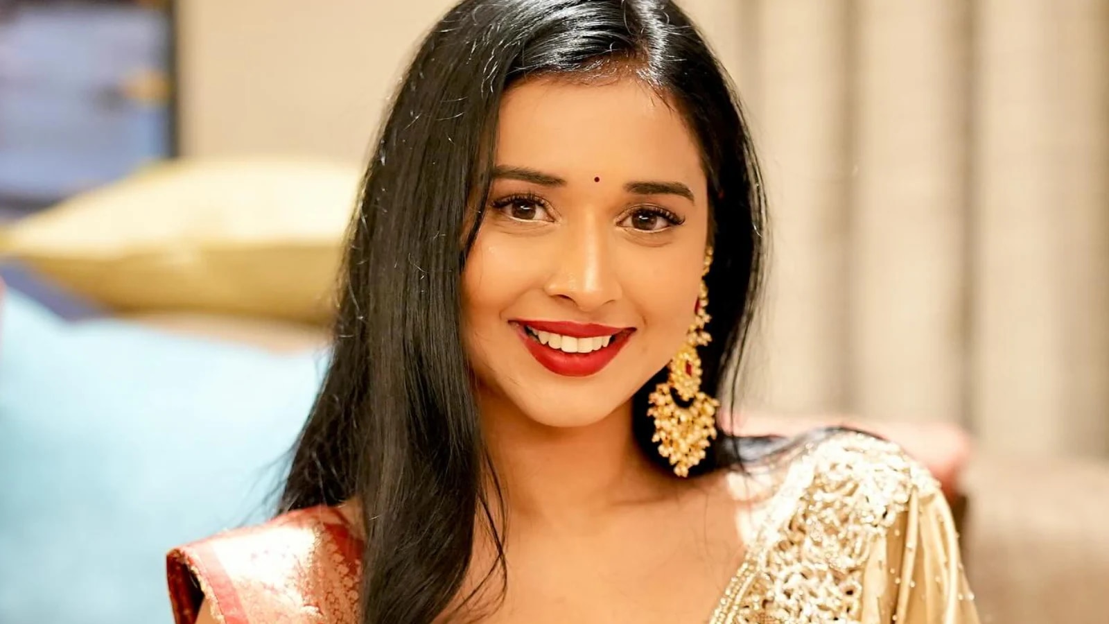 करोड़पति सिंगर के प्यार में तान्या, 150 कैमरा के सामने किया Kiss? बोलीं- डरती नहीं...