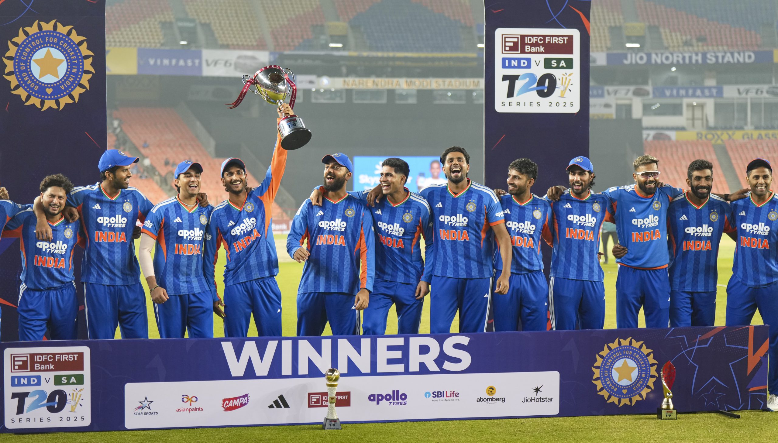 कप्तान सूर्या ने जारी रखी धोनी वाली परंपरा, T20 सीरीज जीत इन्हें थमाई ट्रॉफी, VIDEO