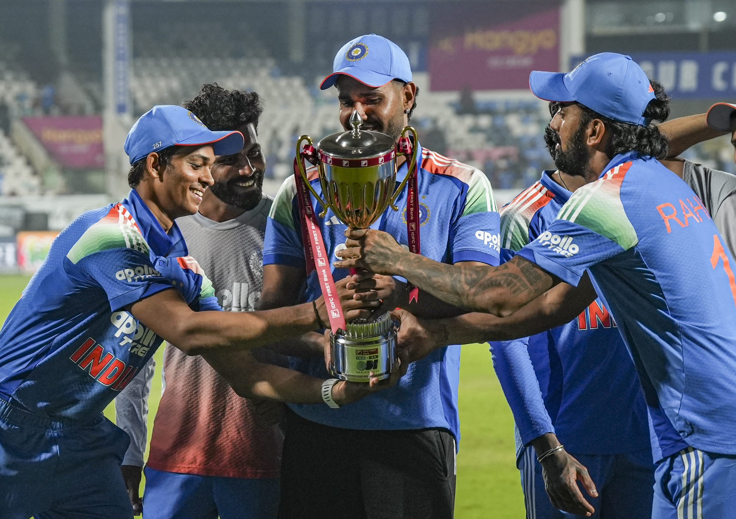कप्तान राहुल ने जीता दिल... सीरीज जीत के बाद इन्हें थमाई ट्रॉफी, VIDEO